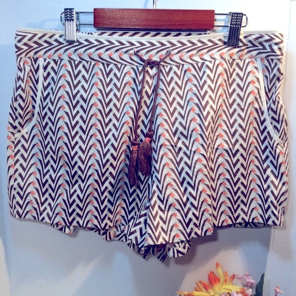 Natura Women's Chevron Designer Shorts Sz-M - Picture 1 of 4